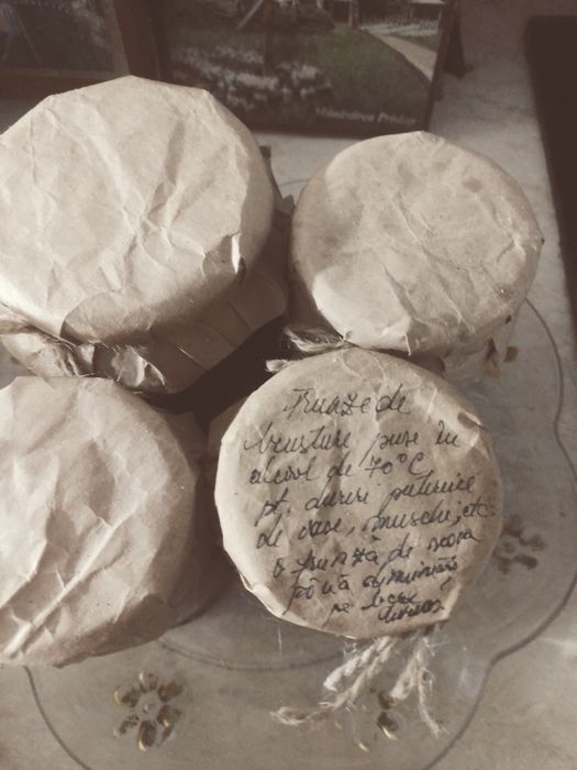 Frunze de brusture puse în alcool de 70 ° C