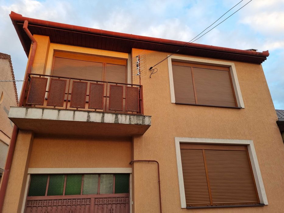 Casa centrala cu etaj