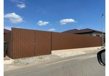 Construim la comanda dvs. garduri si porti din:
- panouri stil jaluzea