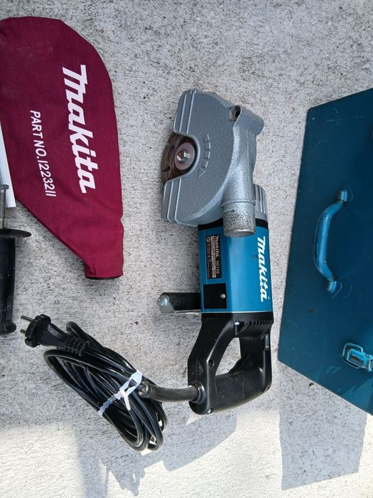 Професионална фреза за канали Makita 1800вата.