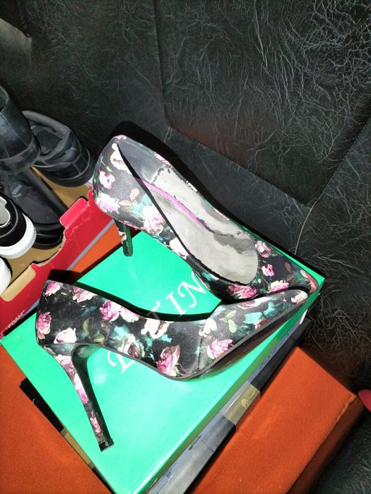 Încălțăminte damă numărul 37-38 și haine.