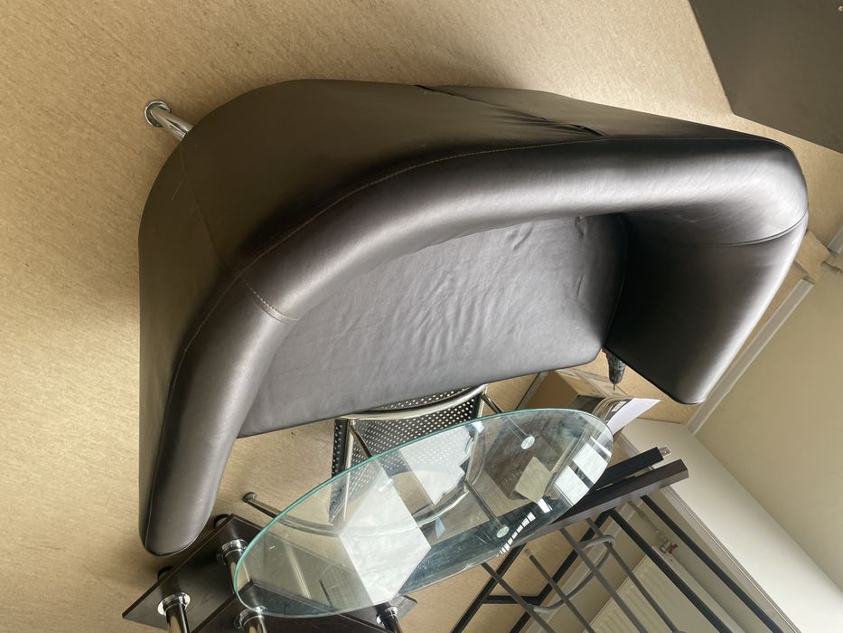 Диван и журнальный стол