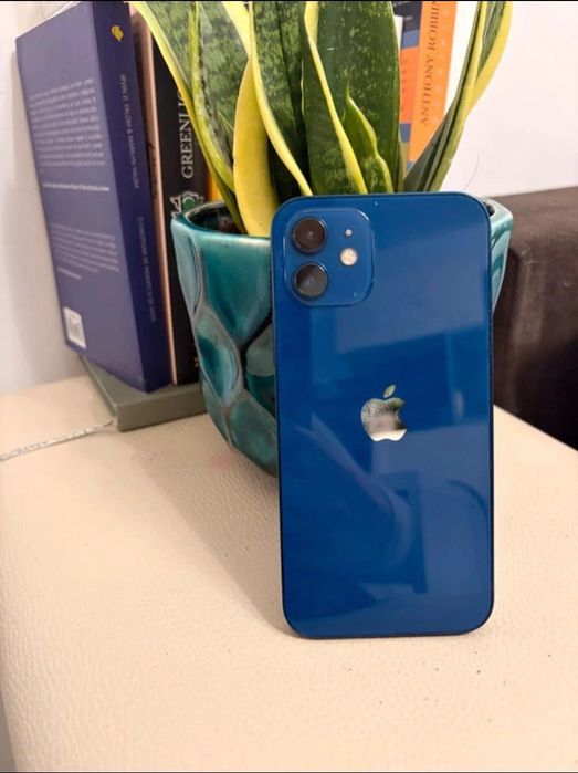 iPhone 12 albastru