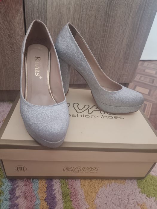 Обувки на дебел ток