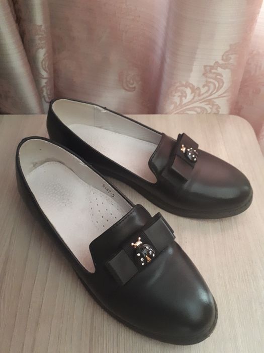 Продам школьные праздничные туфельки на девочку.