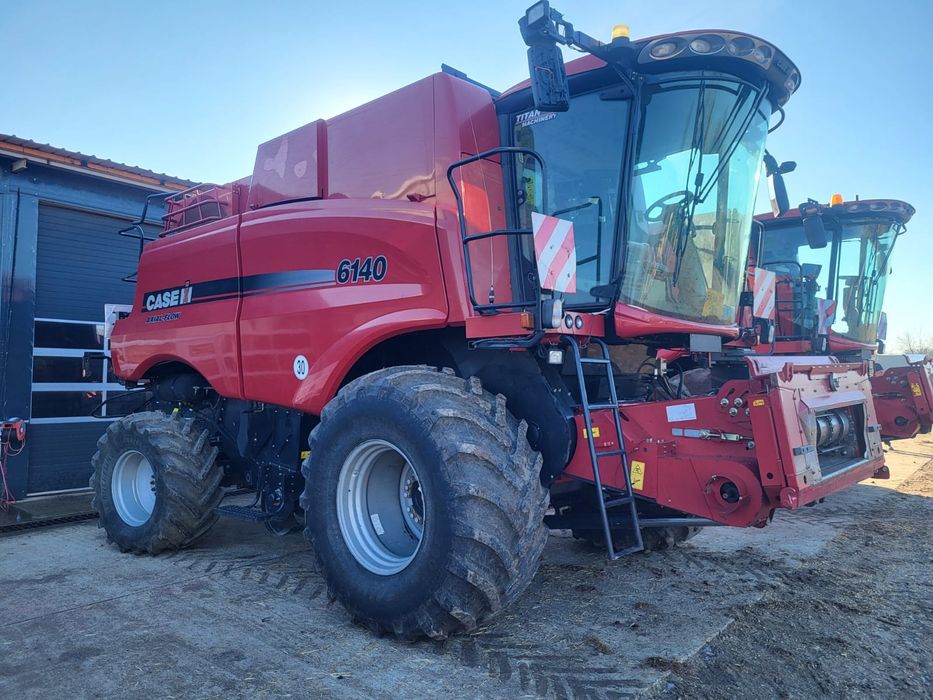 Două Combine CASE IH 6140 axial flow