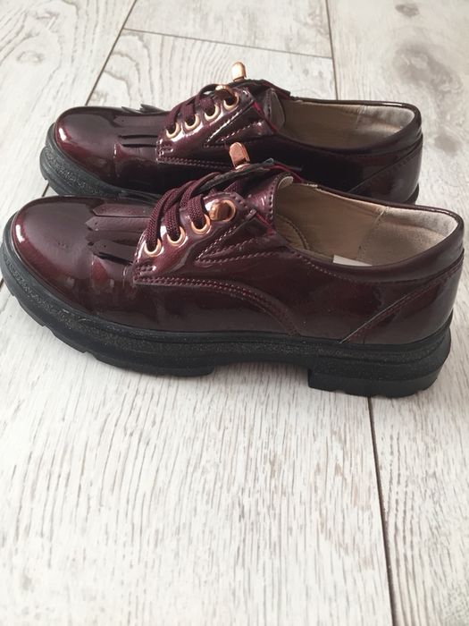 Продаются школьные ботинки