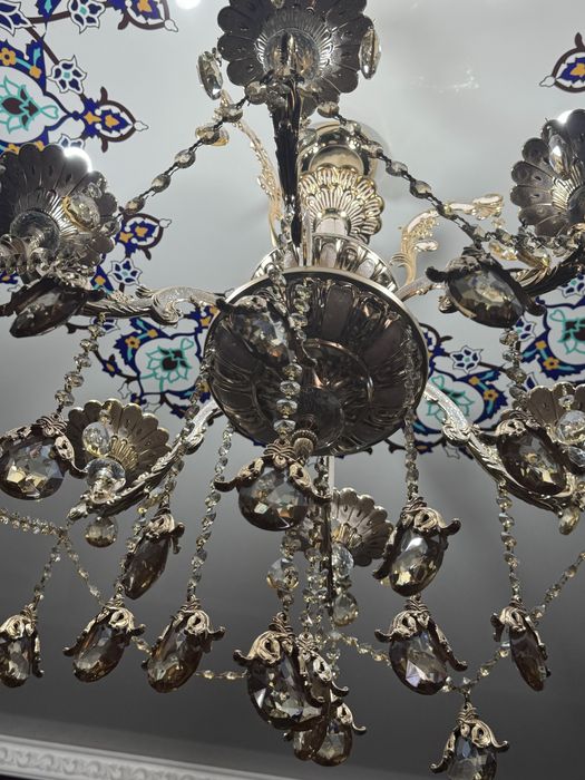 Люстра разные, цены тоже разные