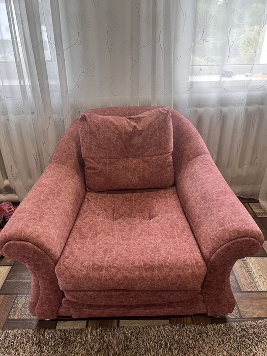 Срочно продам два дивана + кресло