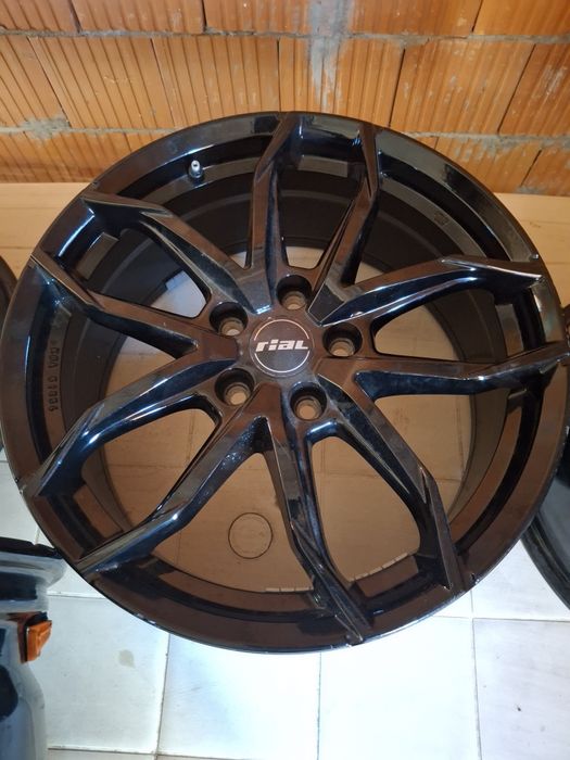 Jante noi ,pe 18 ,negru lucios 5×114,nefolosite niciodată