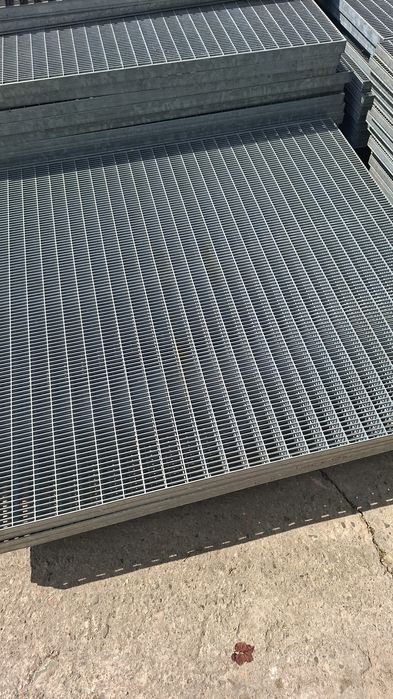 Trepte și gratare zincate