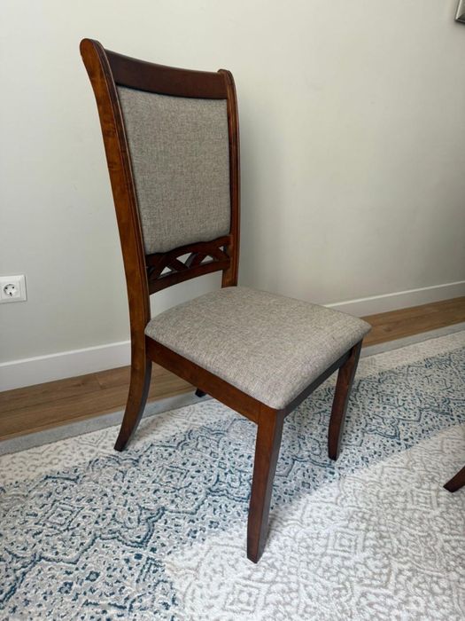 Стол с 14 стулями