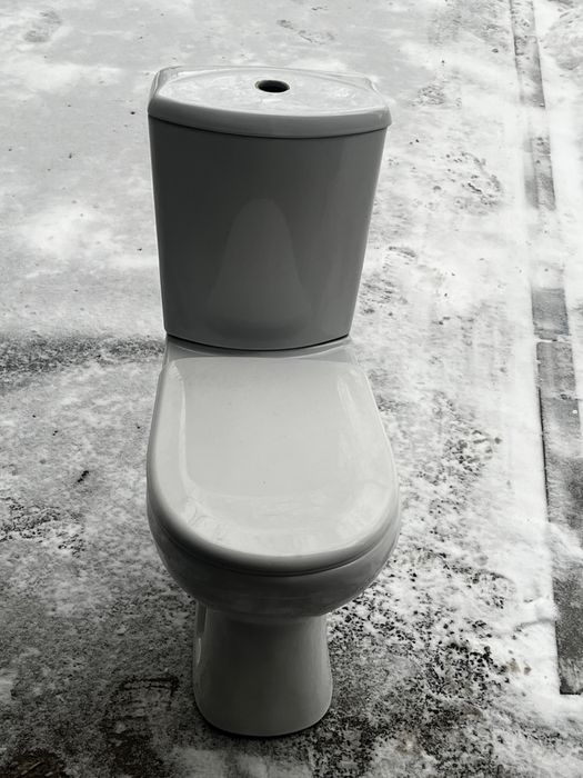 Унитаз белого цвета