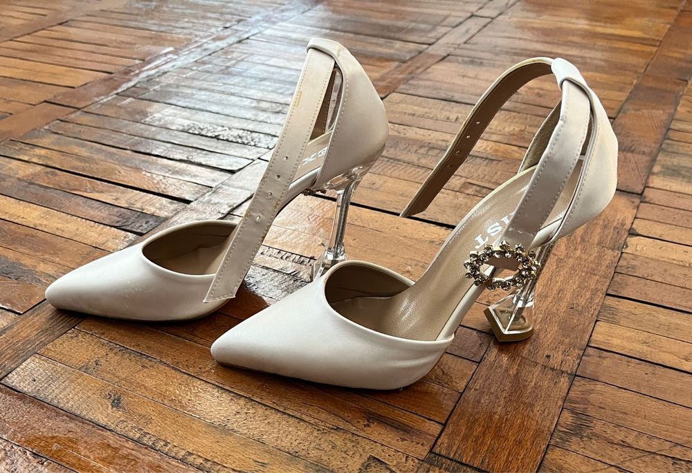 Pantofi cu toc eleganți Exist