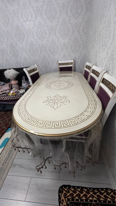 Роскошный раскладной стол вместе со стулями