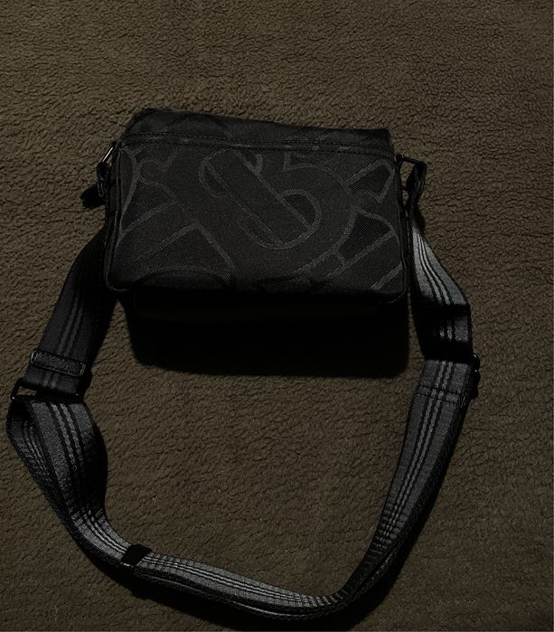 Черна чантичка Burberry – много екстри – стилен дизайн