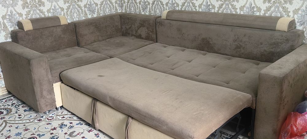 Продаётся диван угловой.