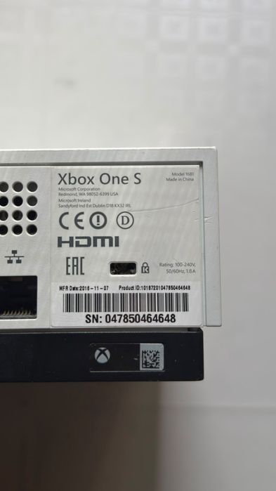 Consola Xbox One  S cu 1 maneta si 8 jocuri+ Hdmi.
