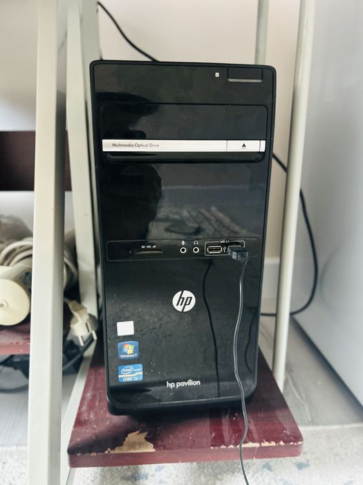 Компьютер столымен бірге