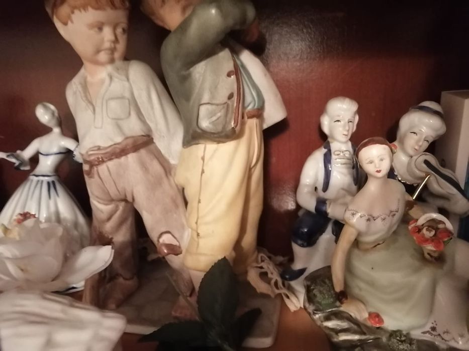 Bibelouri ,pahare si oglinda mare de perete,masina de scris veche.