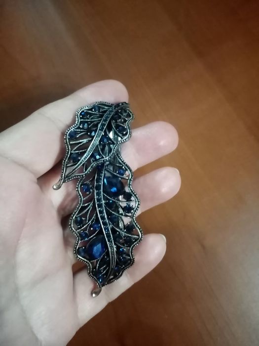 Красивая заколка для волос с синими камнями