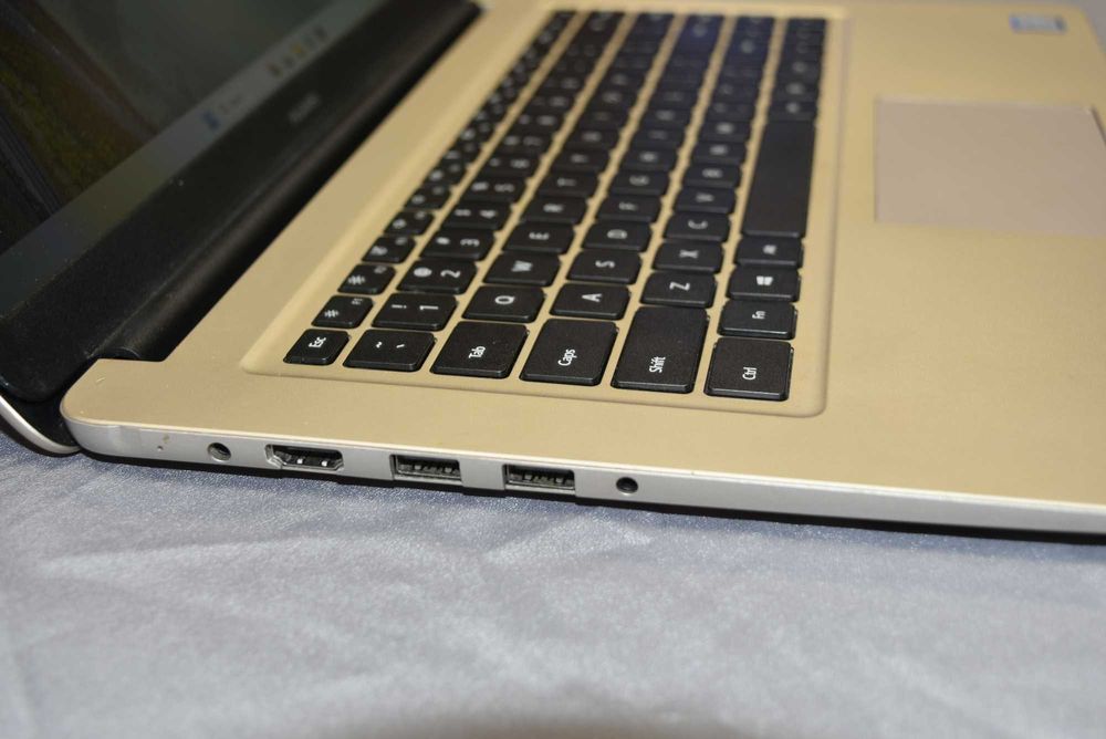 15.6 инча лаптоп Huawei I5 7200U 8 GB Nvidia SSD - батерия и зарядно