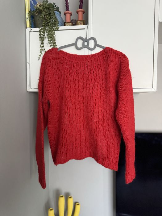 Вълнен червен пуловер
