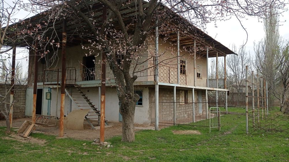 Дача Ховли Бустонлик (Bostonliq)  янги Чарвок да жойлашган