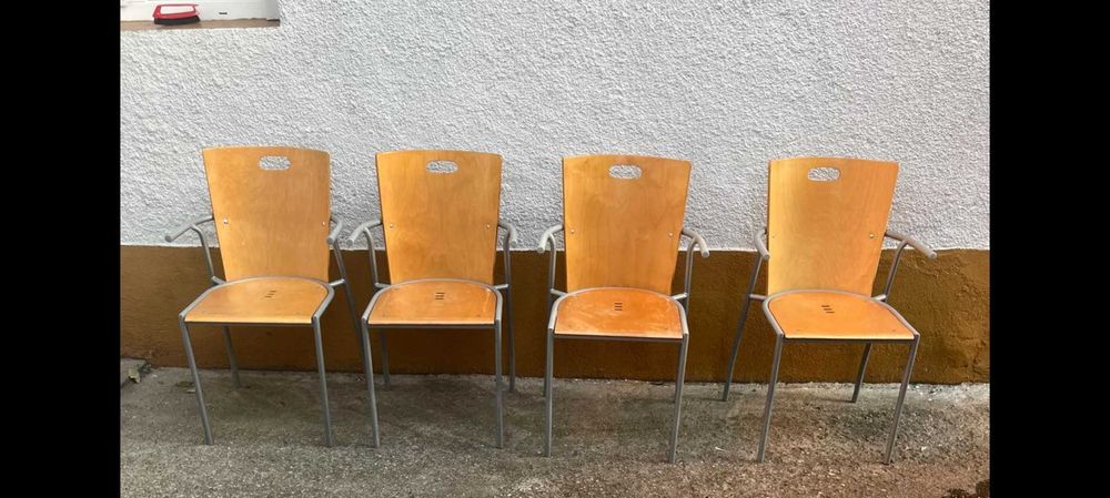 Vand scaune comode, stabile, foarte curate in stare foarte buna