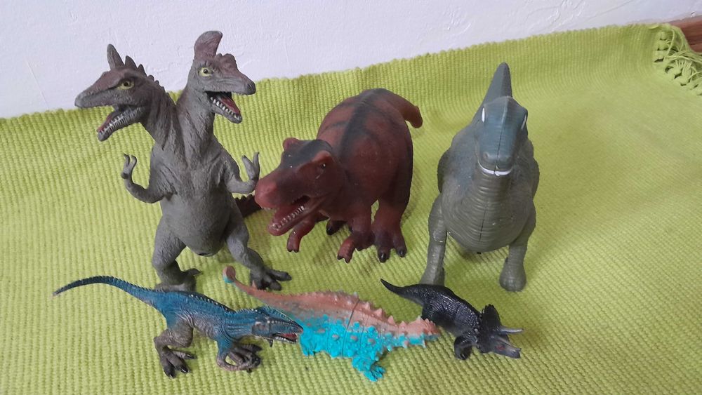 Pachet 6 dinozauri colorati diferite specii