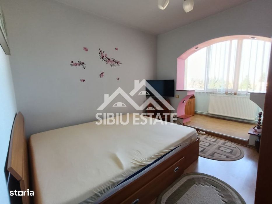 Apartament de vanzare cu 3 camere, decomandat - Valea Aurie