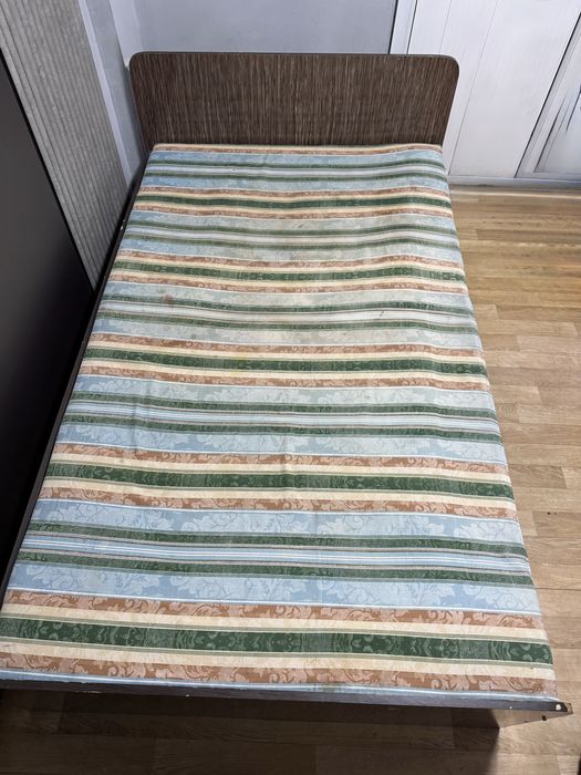 Кровать из дерева