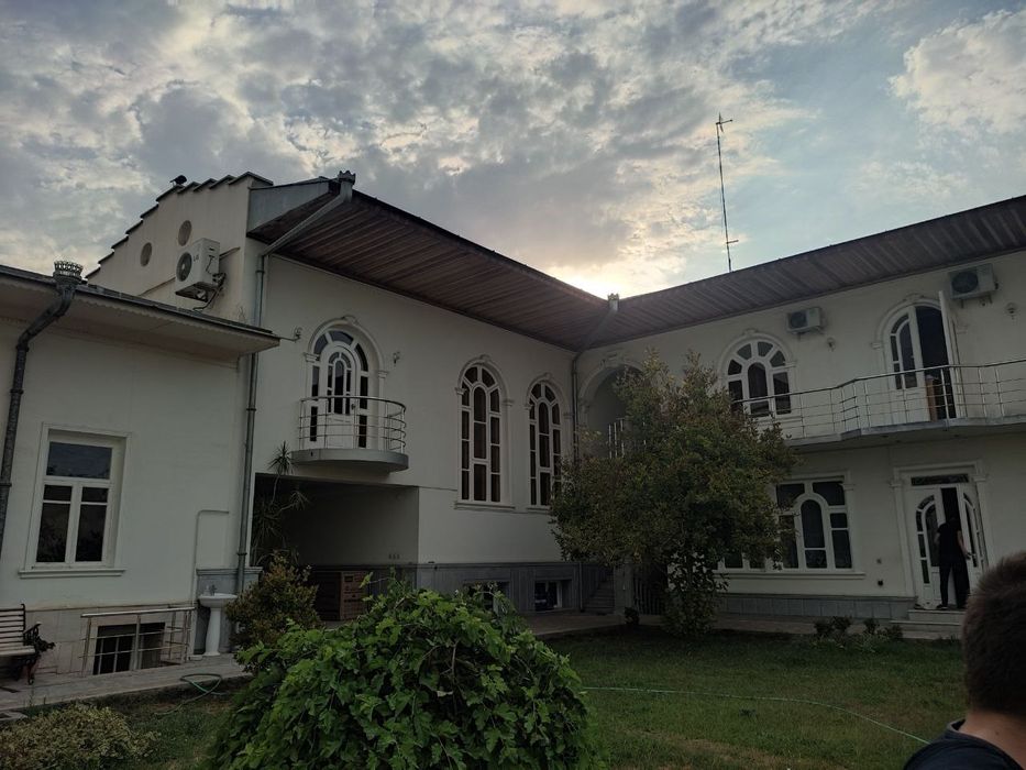 Yakkasaroyda 10 sotih.salamatinada.fasadi 32 metr