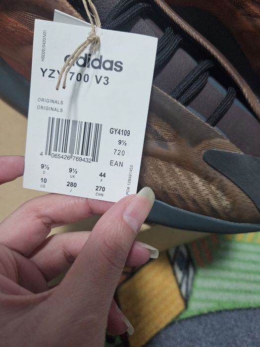 Продавам Adidas Yeezy 700 V3