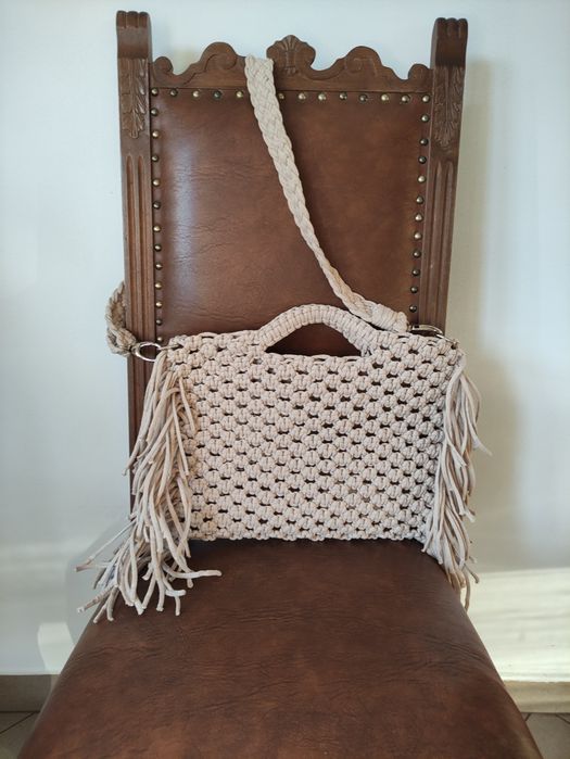 Geanta handmade cu franjuri macrame