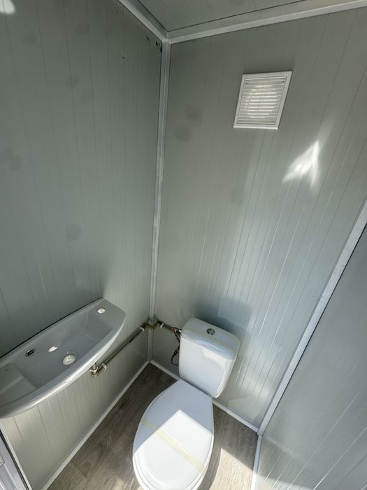Мобилна тоалетна WC преместваема с моноблок мивка и ел. Инаталация