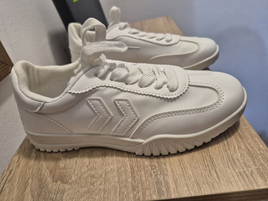 Маратонки черни и бели