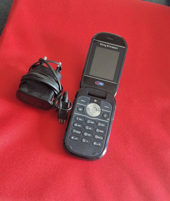 Telefon cu clapeta cu încărcător original