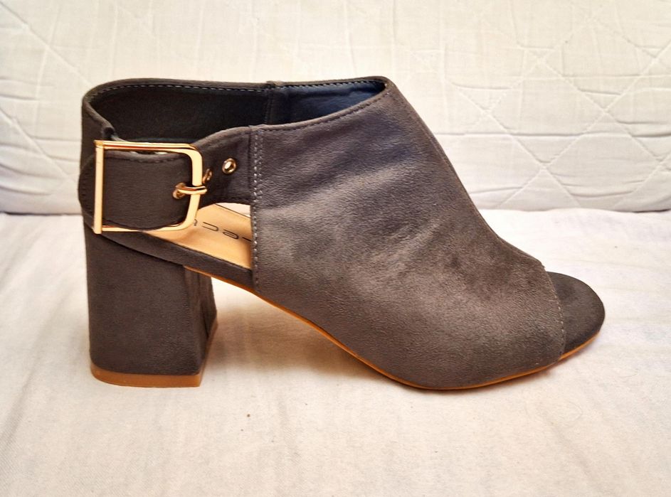 Sandale închise cu cataramă de piele întoarsă