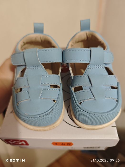 Продавам бебешки обувки