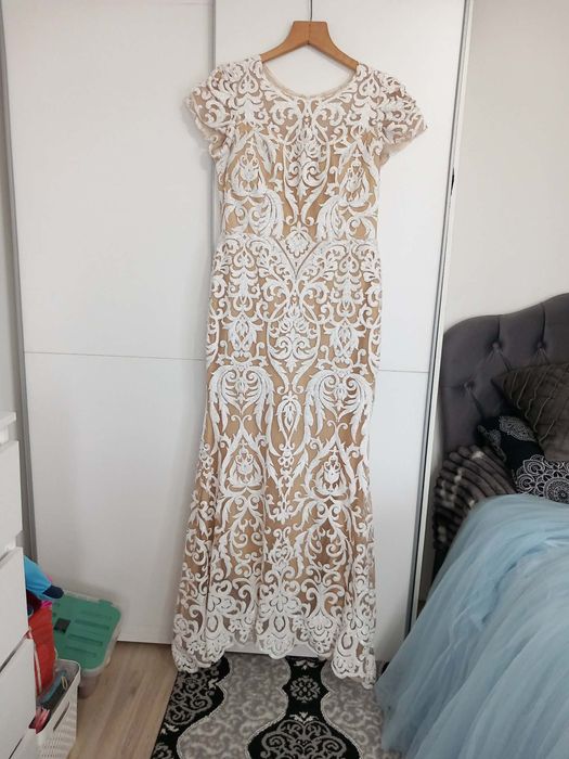 Официална рокля.