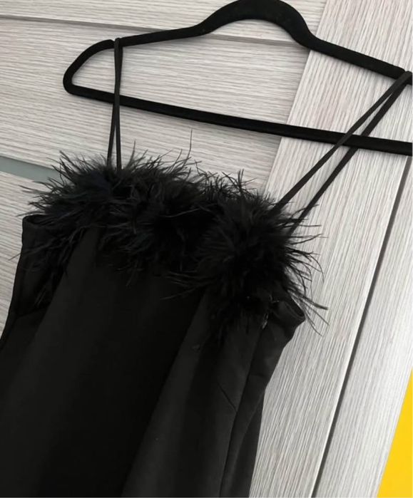 Rochie elegantă neagră cu pene, mărimea M