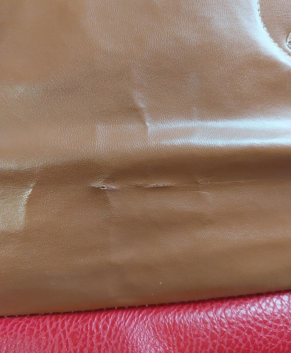 Geantă de damă roșie, elegantă și practică