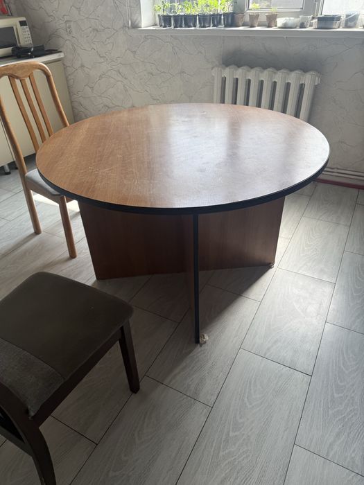 Продается стол круглый кухонный