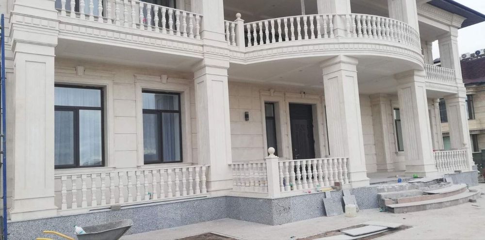 Облицовка фасада травертином и гранитом