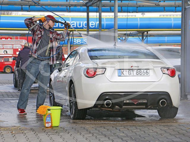 Sampon auto concentrat Caramba 1 litru, cu efect de stralucire si efect de perle Curatare rapida si temeinica cu functie de protectie. Sampon auto cu ef