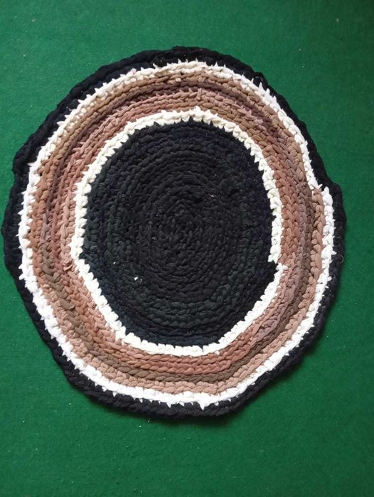 Коврик вязаный косичкой