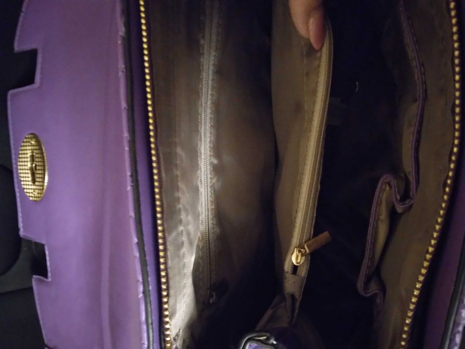 Geanta de dimensiuni medii