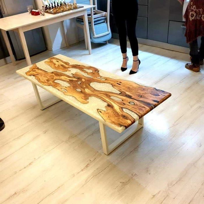 Маси и плотове от масивна дървесина и епоксидна смола