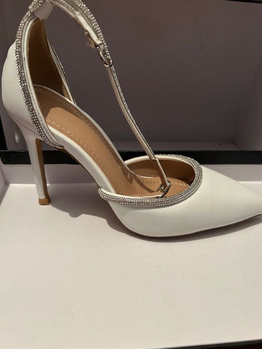 Белый каблук каблук